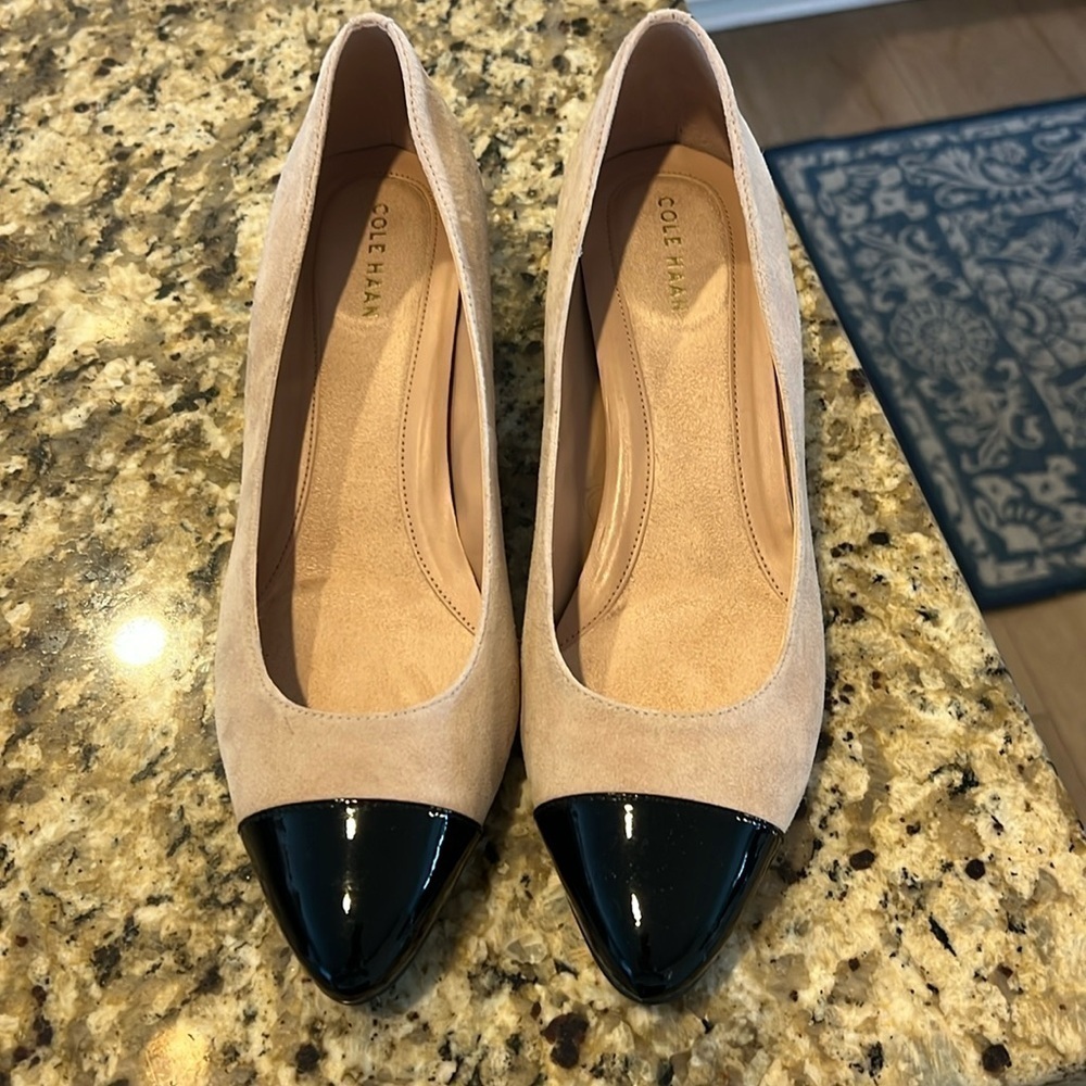 Women’s Cole Haan beige suede heel with Paton leather black tip size 8.5.
